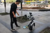 Imagini virale din China: un robot umanoid, surprins la cerșit pe stradă VIDEO