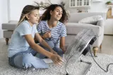 Cum ne răcorim în casă cu banalul ventilator: trucuri reinventate de teama facturilor uriașe