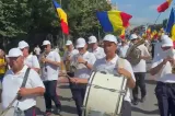 Românii cinstesc tricolorul într-un marș organizat de AUR la Târgu Mureș VIDEO
