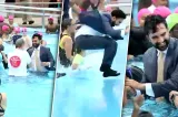 Primarul din New York a sărit în piscină îmbrăcat la costum. Edilul a înotat alături de copii