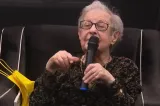 Are 101 ani și încă merge la ședințele de redacție. Secretul jurnalistei care spune că totul stă „aici sus”