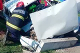 Bărbat mort şi două persoane rănite, după ce o maşină a intrat într-un cap de pod, în Argeş