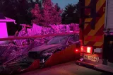 Accident demn de cascadorii râsului în Botoșani. O mașină scăpată de sub control a ajuns în bucătăria unei gospodării