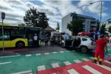 Accident cu 20 de persoane implicate, în Sibiu. Un copil de 9 ani a ajuns la spital după impactul dintre o mașină și un autobuz