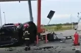 Accident rutier grav! Două mașini s-au ciocnit și au intrat într-o benzinărie