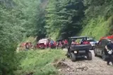Mașină cu 6 pasageri, răsturnată în munți. Au intervenit 4 ambulanțe