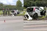 Accident spectaculos în Iași! O mașină a ajuns într-o stație de tramvai după impactul cu un alt vehicul