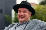 Adi de la Vâlcea, păgubit de o rețea care aducea mașini de lux cu acte false din Spania. Artistul a rămas fără două autoturisme și 10.000 de euro