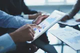 Cum gonește Bolojan antreprenorii: Au apărut anunțuri care îi îndeamnă pe români să-și relocheze afacerile într-o țară cu taxe de doar 1%