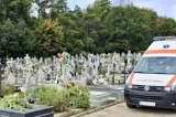 Medic aflat în concediu, intervenție salvatoare într-un cimitir. Un bărbat s-a prăbușit chiar pe mormântul tatălui doctoriței