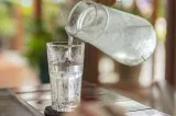 Motivul pentru care apa cu gheață nu este cea mai bună alegere în zilele caniculare. Secretul hidratării corecte 