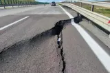 Pericol pe Autostrada A10 Sebeş-Turda, după apariția unor cratere. Se circulă pe o singură bandă 