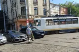 Un șofer a paralizat linia 21 din București: și-a lăsat mașina pe șine, iar tramvaiele au stat pe loc aproape o oră