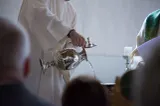 Scandal la un botez în Sibiu. Nașul copilului a fost bătut de tatăl bebelușului și un alt invitat
