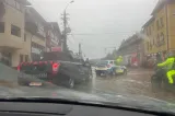 ISU intervine contracronometru în Prahova. Oameni scoși din șuvoaiele de apă de pe străzi, o femeie a ajuns la spital