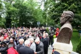 Scandal reaprins în jurul statuii lui Adrian Păunescu. IICCMER cere din nou îndepărtarea monumentului din București