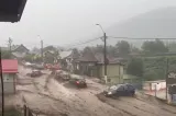 Viitură devastatoare în Bușteni. Imagini de coșmar cu mașinile măturate de ape -VIDEO