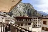 Un apartament complet mobilat în Munții Italiei a ajuns să coste cât o mașină