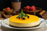 Cheesecake cu jeleu de piersici, desertul-vedetă al verii. Rețeta răcoritoare care se prepară fără coacere