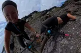 O ciclistă a scăpat ca prin minune după ce a alunecat pe marginea unei stânci. Momentul dramatic a devenit viral - VIDEO
