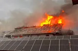 Incendiu puternic la o fabrică de prelucrare a lemnului din Bistrița-Năsăud. Flăcările au cuprins până la 1.000 de metri pătrați - VIDEO
