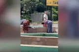 România, țara tuturor posibilităților. Fântână arteziană folosită pe post de mașină de spălat
