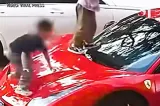 Ferrari vandalizat de mai mulți copii într-o parcare. Reparațiile costă mii de euro, iar părinții refuză să plătească integral