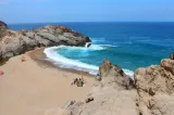 Cea mai periculoasă plajă din Grecia. Curenții pot împinge înotătorii în larg sau spre stânci