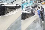 Mașină înghițită de o groapă uriașă, ascunsă sub apă, în Ankara. Pasagerii au fost salvați în ultima clipă
