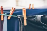 Motivul pentru care nu trebuie să prinzi rufele cu cârlige. Greșeala pe care majoritatea gospodinelor o fac 