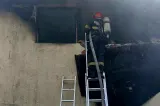 Incendiu puternic într-o locuință din Giurgiu. O fetiță și bunicul ei au avut nevoie de îngrijiri medicale