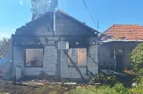 Casă făcută scrum într-o localitate din Mehedinți! Flăcările amenință alte șase locuințe, iar incendiul s-a extins la vegetația uscată