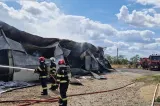 Incendiu violent la o fabrică de mobilă de lângă Oradea. Peste 30 de pompieri intervin
