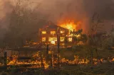 Mega-incendiu în sud-vestul Franței, pe o suprafață de patru ori mai mare decât Parisul. Peste 2.200 de pompieri luptă cu flăcările