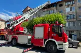 Incendiu într-un bloc din Hunedoara. 13 locatari au fost evacuați. O persoană a ajuns la spital