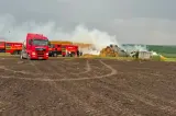  Incendiu la o fermă din cauza unui fulger. Zeci de baloți de paie au fost distruși de flăcări