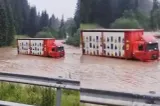Camion, luat de ape, în Suceava, după o rupere de nori la Cârlibaba. Intervenții din cauza furtunilor