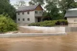 Părăpăd în județul Neamț, aflat sub Cod roșu de furtuni. Mai multe străzi și case sunt acoperite de ape -VIDEO