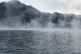 „Lacul care fierbe”: Colibița, spectacol rar după scăderea bruscă a temperaturii - VIDEO