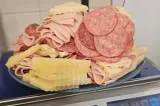 Ca românul, nu-i niciunul. Turiști surprinși cu aproape 3 kilograme de alimente luate la all inclusive