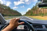 Mașina îți va tăia accelerația dacă depășești limita de viteză. Planul pregătit de UE pentru șoferi