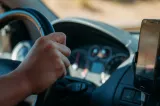 Cele trei obiecte pe care trebuie să le ai în mașină. Amenzile colosale pe care le riscă șoferii prinși pe picior greșit 