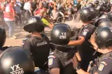 Tensiuni și gaze lacrimogene la protestul fermierilor. Oamenii cer demisia șefului ANSVSA și s-au mutat în Piața Victoria– LIVE TEXT