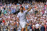 Djokovic s-a calificat în sferturi la Wimbledon. Recordul lui Federer, doborât de sârb
