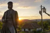 Ultimele case fără curent electric din România, în atenția unui program național lansat la Padeș