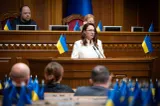 Ucraina a rămas fără premier. Parlamentul a acceptat demisia, ca parte a unei remanieri guvernamentale cerute de Zelenski