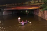Mașini înghițite de ape în București. Pompierii au înotat pentru a verifica dacă sunt victime: imagini halucinante VIDEO