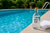 Cum menții apa din piscină mai curată. Trucul cu oțet alb care face minuni 