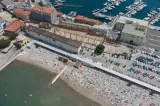 Plaja din Italia unde bărbații și femeile se scaldă separat, despărțiți de un zid