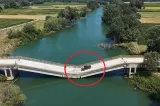 Pericol în Grecia: zeci de șoferi traversează zilnic un pod prăbușit și își riscă viața. Imagini șocante VIDEO